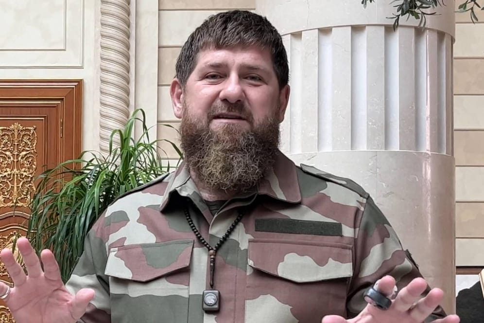 Ramsan Kadyrow spricht bei einer Militärzeremonie (Archivbild): Der Tschetschenenführer hat jetzt auch Polen gedroht.