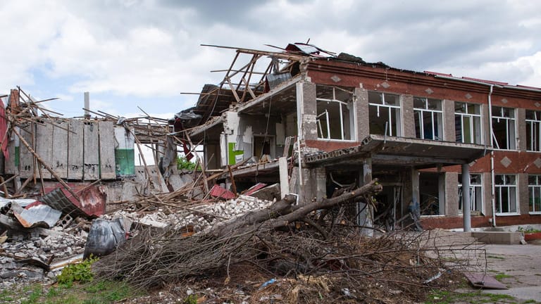 Eine zerstörte Schule bei Smolyanynove im Osten der Ukraine.