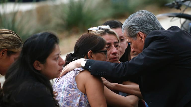 Gustavo Garcia-Siller (r), Erzbischof von San Antonio, tröstet Familien vor dem Civic Center.