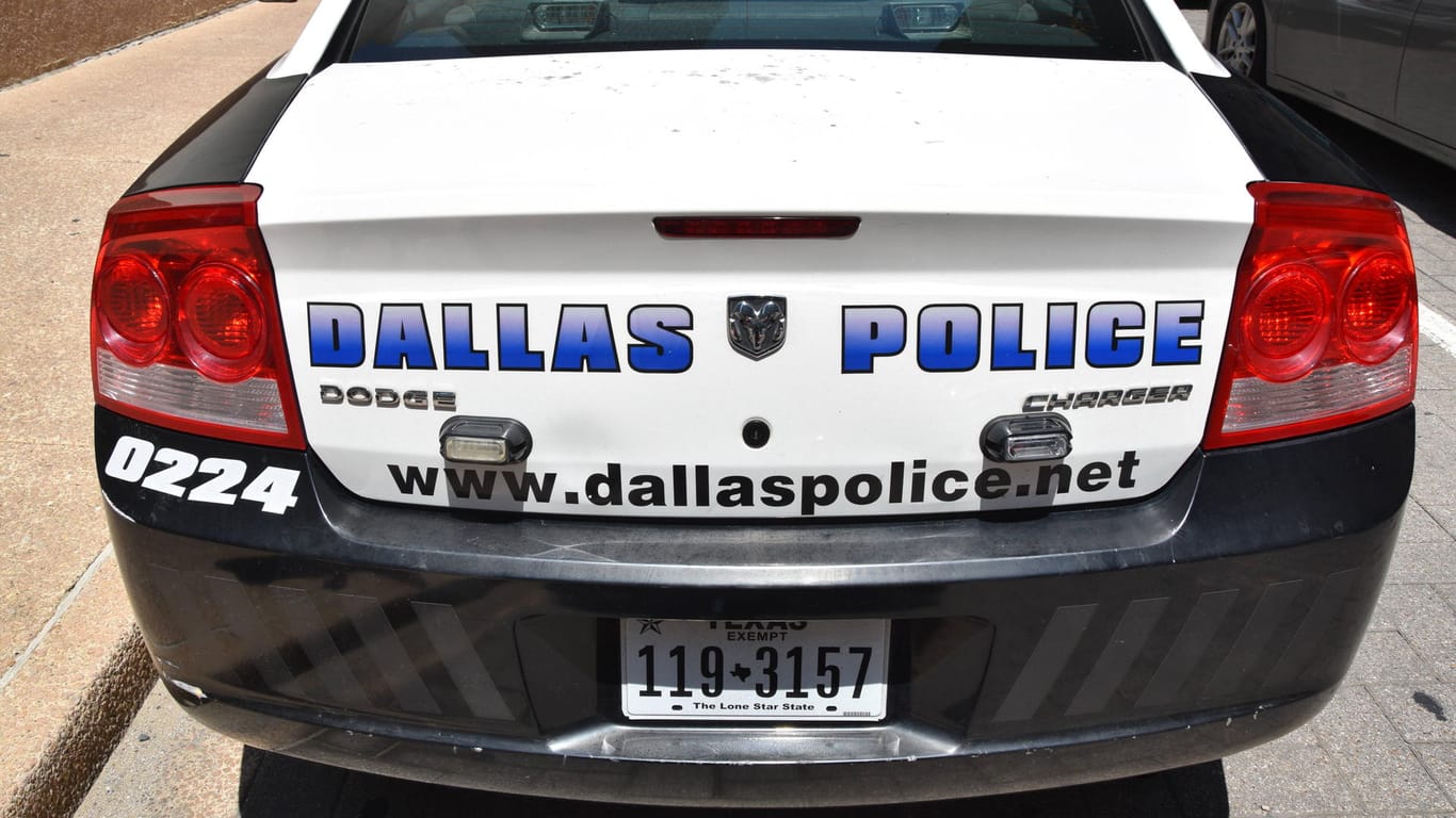 Ein Polizeifahrzeug in Dallas (Symbolbild): In einer Schule wurde ein junger Mann festgenommen, bei dem eine Waffe gefunden wurde.