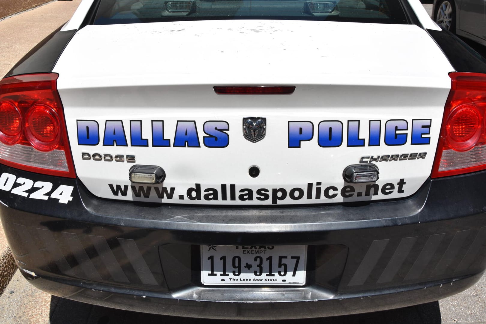 Ein Polizeifahrzeug in Dallas (Symbolbild): In einer Schule wurde ein junger Mann festgenommen, bei dem eine Waffe gefunden wurde.
