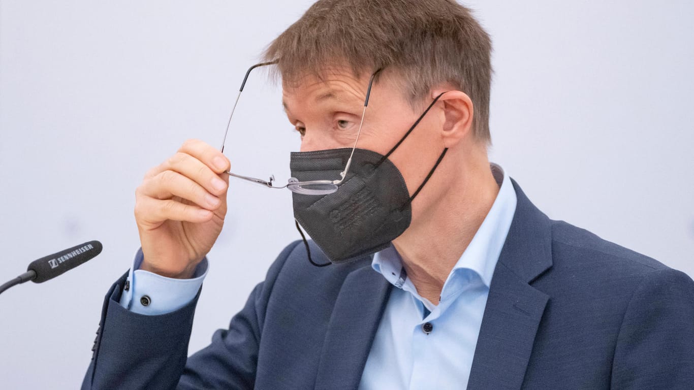 Karl Lauterbach nimmt seine Brille bei einer Pressekonferenz ab (Archivbild): Er schließt eine erneute Maskenpflicht nicht aus.