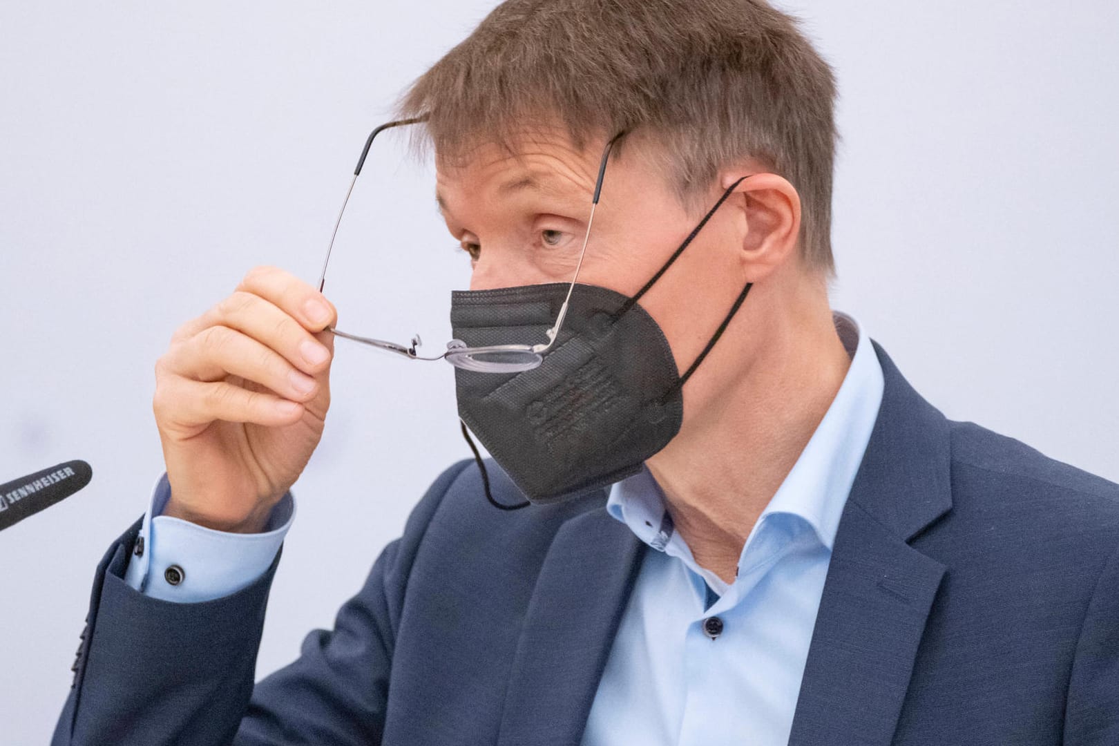 Karl Lauterbach nimmt seine Brille bei einer Pressekonferenz ab (Archivbild): Er schließt eine erneute Maskenpflicht nicht aus.