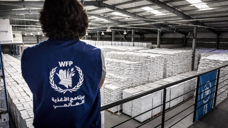 Essen auf Lager: Eine Halle voller Lebensmittel des World Food Programm (WFP) in Beirut, Libanon. Mehr Menschen sind auf Unterstützung angewiesen, zugleich steigen auch die Ausgaben des WFP.
