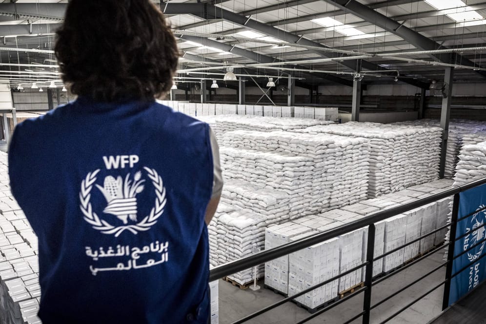Essen auf Lager: Eine Halle voller Lebensmittel des World Food Programm (WFP) in Beirut, Libanon. Mehr Menschen sind auf Unterstützung angewiesen, zugleich steigen auch die Ausgaben des WFP.