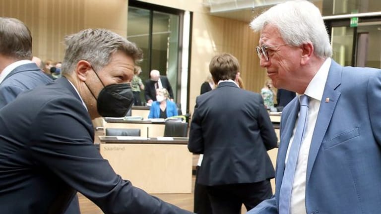 Volker Bouffier (CDU, r) begrüßt Robert Habeck.