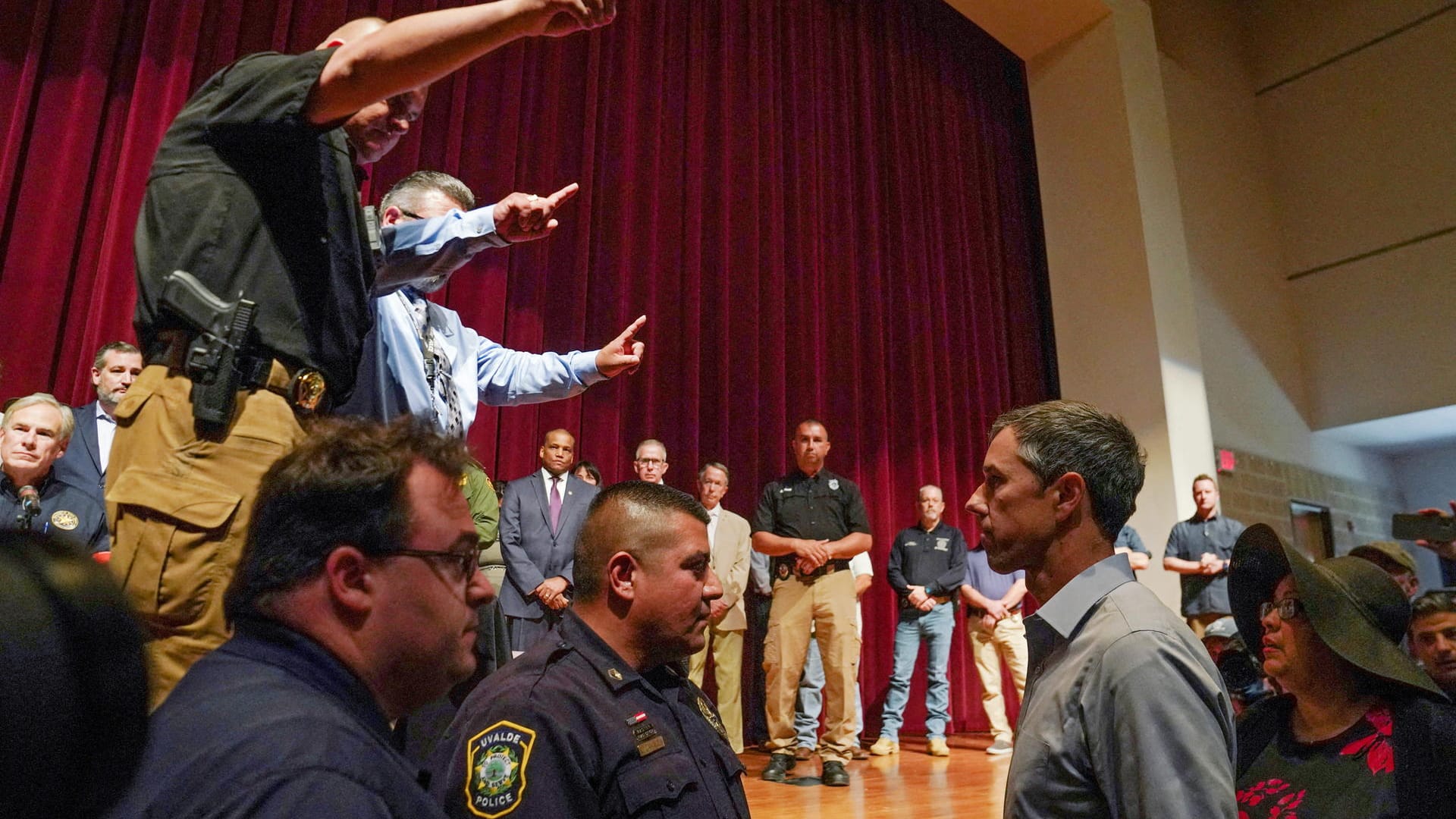 Beto O'Rourke (rechts) steht vor dem Podium bei der Pressekonferenz zum Massaker in Uvalde.