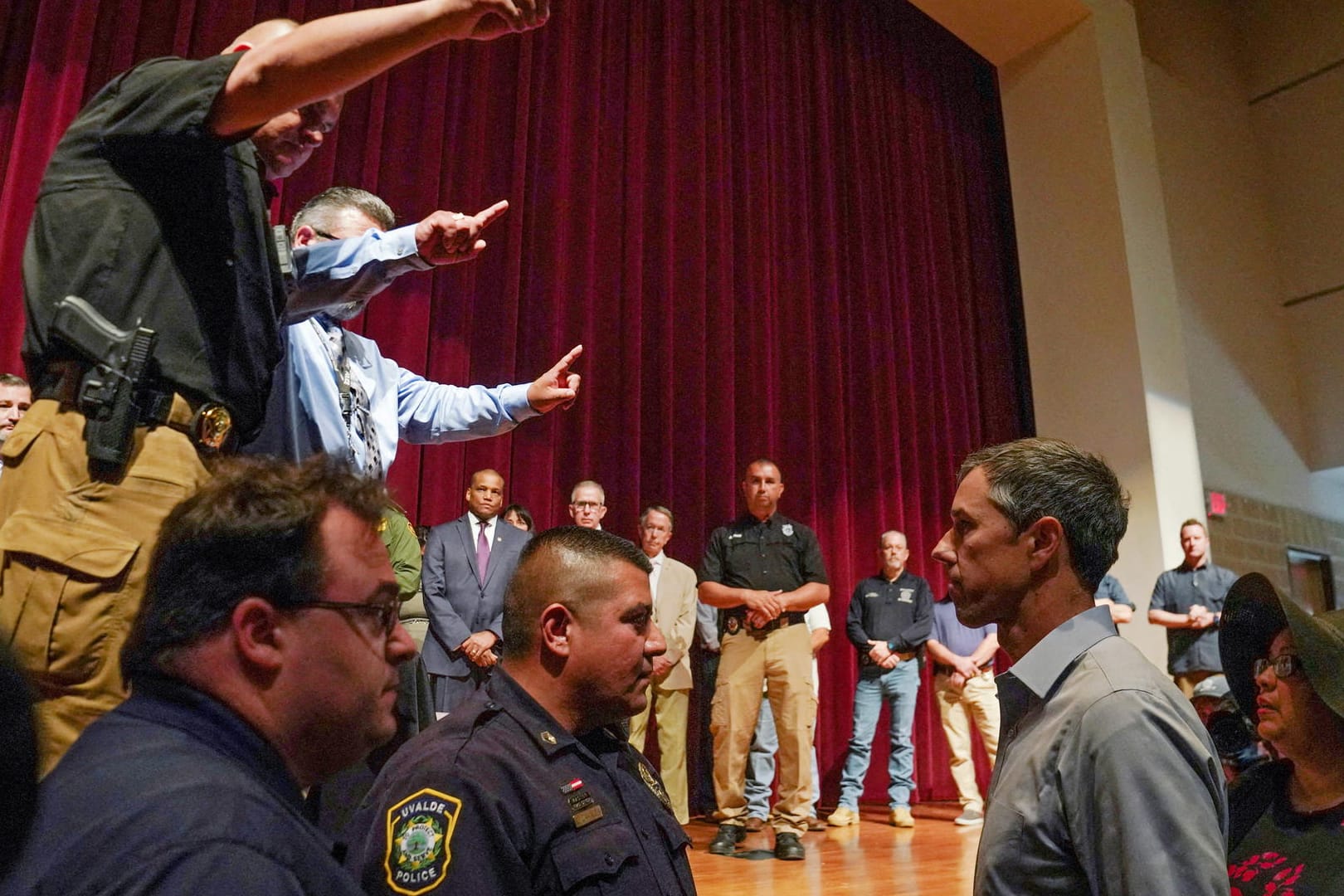 Beto O'Rourke (rechts) steht vor dem Podium bei der Pressekonferenz zum Massaker in Uvalde.