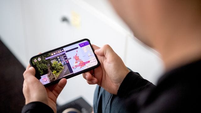 Ist diese Straßenszene im Vereinigten Königreich aufgenommen? Nein, aber die Lösung liegt nicht fern. Ist diese Straßenszene im Vereinigten Königreich aufgenommen? Nein, aber die Lösung liegt nicht fern.