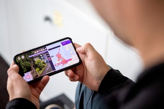 Ist diese Straßenszene im Vereinigten Königreich aufgenommen? Nein, aber die Lösung liegt nicht fern.