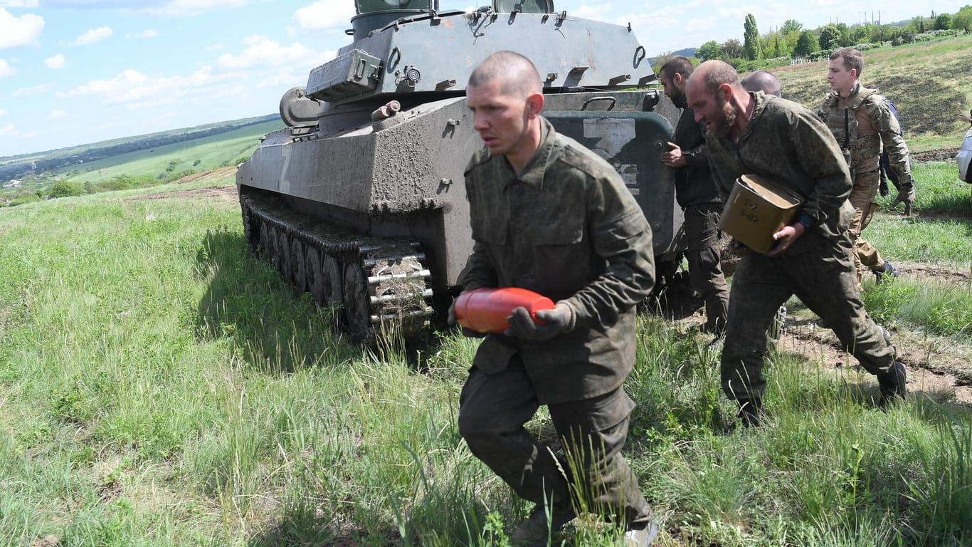 Russische Soldaten entladen Artilleriegeschosse (Archivbild): Die Offensive im Osten der Ukraine geht weiter.