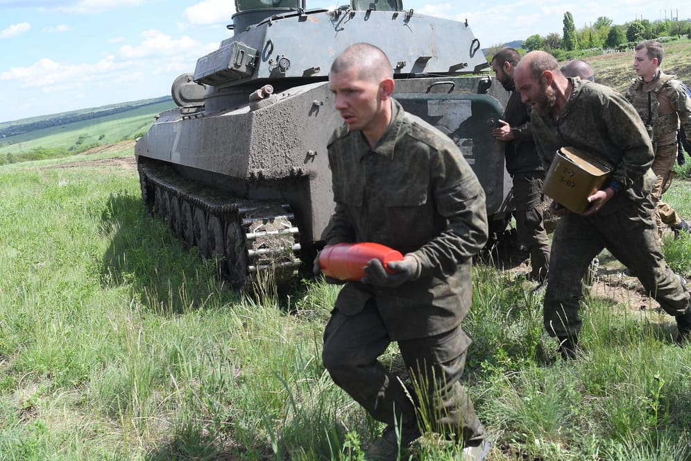 Russische Soldaten entladen Artilleriegeschosse (Archivbild): Die Offensive im Osten der Ukraine geht weiter.