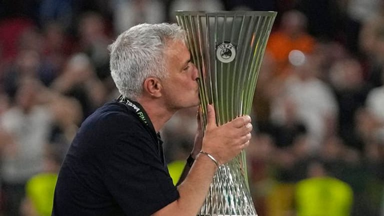 Roms Cheftrainer José Mourinho küsst die Trophäe nach dem Finale.