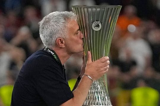 Roms Cheftrainer José Mourinho küsst die Trophäe nach dem Finale.