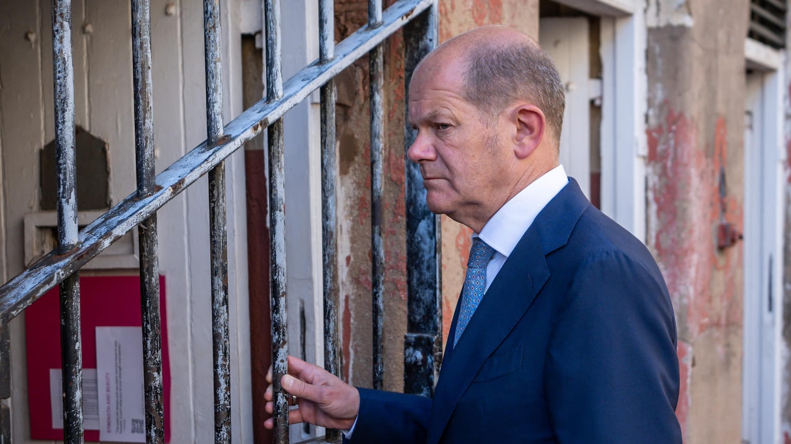 Olaf Scholz besichtigt das ehemalige Gefängnis "Number Four", in dem während der Apartheid in Südafrika auch zahlreiche politische Gefangene einsitzen mussten: Während der Afrika-Reise des Kanzlers wird in Deutschland hitzig über Waffenlieferungen für die Ukraine gestritten.