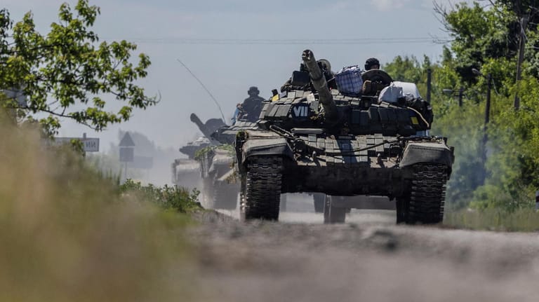 Ukrainische Panzer fahren durch den Osten der Ukraine: Wenn die Armee Russlands zweite große Offensive abwehren möchte, braucht sie dringend schwere Waffen.
