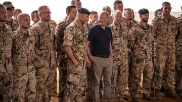 Olaf Scholz odwiedza Bundeswehrę w Nigrze: partnerzy tacy jak Polska oskarżają Niemcy o niedotrzymanie obietnic w wymianie pierścieni.
