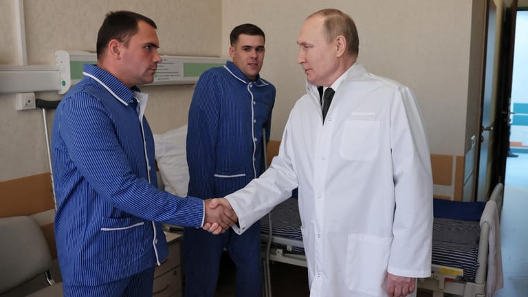Wladimir Putin besucht verwundete Soldaten in einem Moskauer Krankenhaus: Der russische Präsident spekuliert im Ukraine-Krieg darauf, dass die westliche Unterstützung der Ukraine mit der Zeit nachlässt.