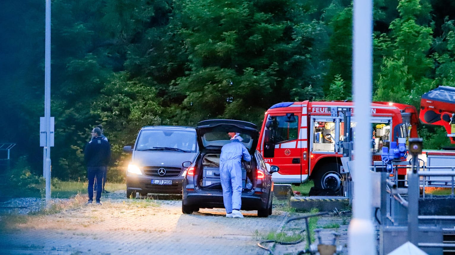 Einsatzkräfte in der Nähe des Fundorts: Die Leiche war am Mittwochabend gefunden worden.