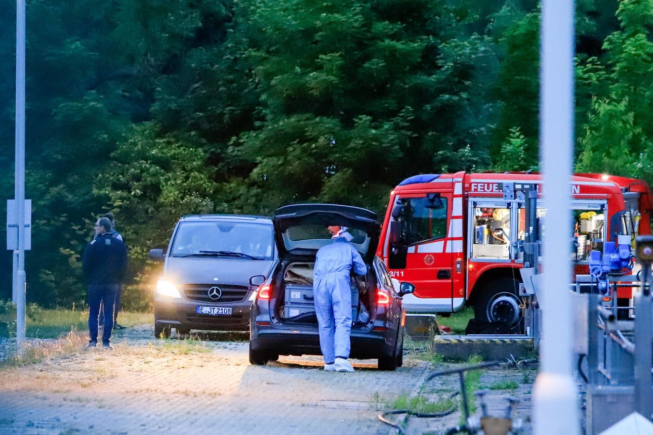 Einsatzkräfte in der Nähe des Fundorts: Die Leiche war am Mittwochabend gefunden worden.