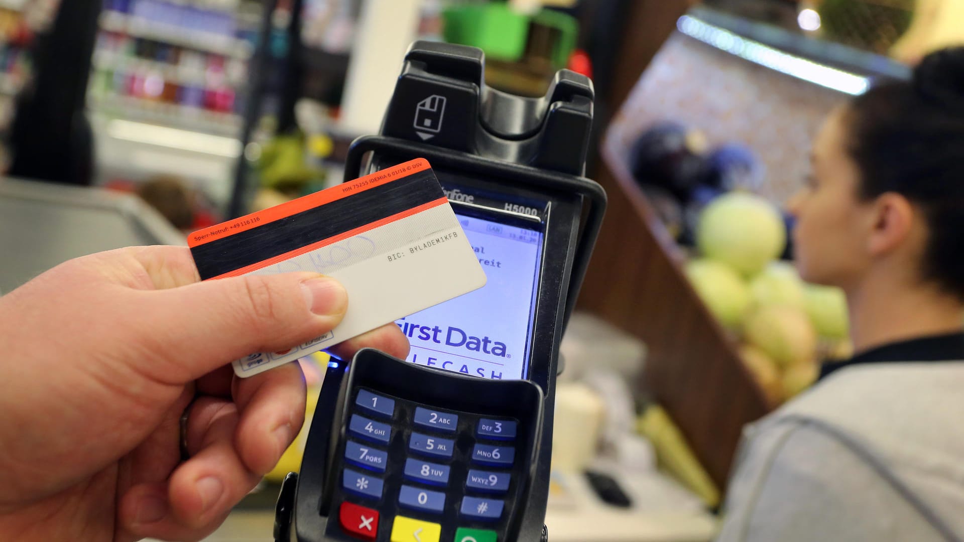 Zahlung per EC-Karte im Supermarkt (Symbolbild): Wegen einer Software-Panne funktioniert die Kartenzahlung bei manchen Händlern derzeit nicht.