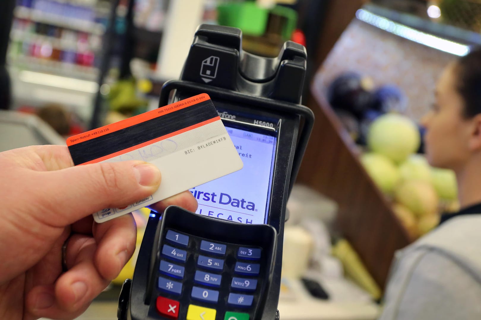 Zahlung per EC-Karte im Supermarkt (Symbolbild): Wegen einer Software-Panne funktioniert die Kartenzahlung bei manchen Händlern derzeit nicht. Zahlung per EC-Karte im Supermarkt (Symbolbild): Wegen einer Software-Panne funktioniert die Kartenzahlung bei manchen Händlern derzeit nicht.