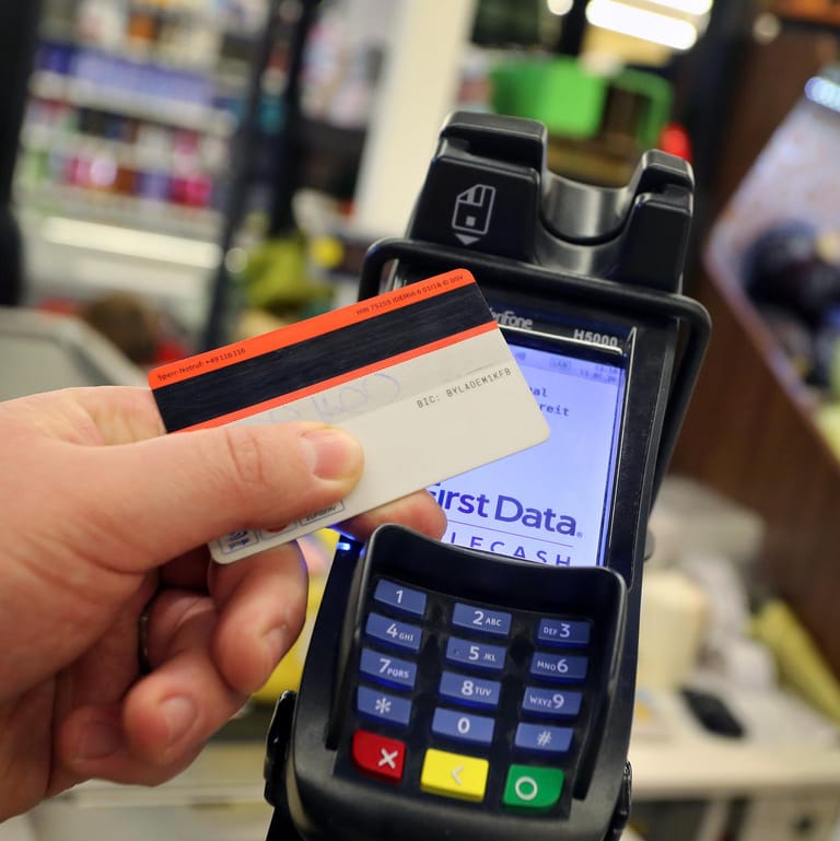 Zahlung per EC-Karte im Supermarkt (Symbolbild): Wegen einer Software-Panne funktioniert die Kartenzahlung bei manchen Händlern derzeit nicht.