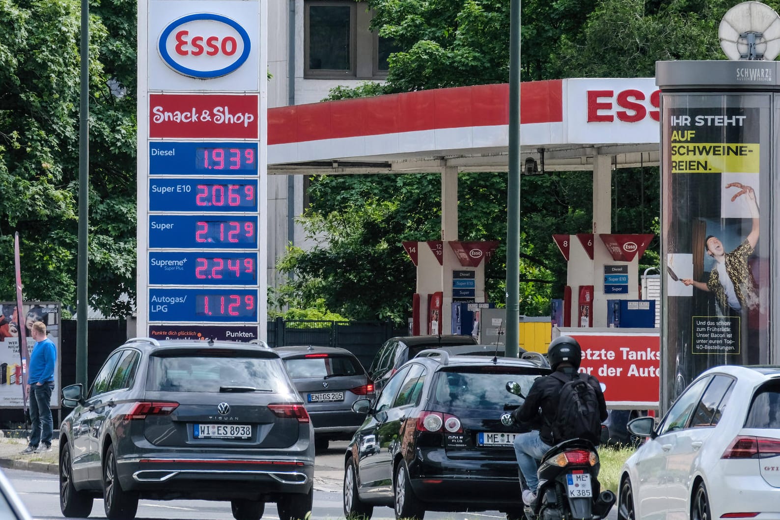 Tankstelle in Düsseldorf (Symbolbild): Mineralölkonzerne gehören zu den Profiteuren des Krieges. Tankstelle in Düsseldorf (Symbolbild): Mineralölkonzerne gehören zu den Profiteuren des Krieges.