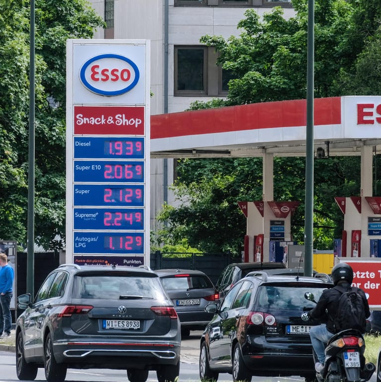 Tankstelle in Düsseldorf (Symbolbild): Mineralölkonzerne gehören zu den Profiteuren des Krieges.