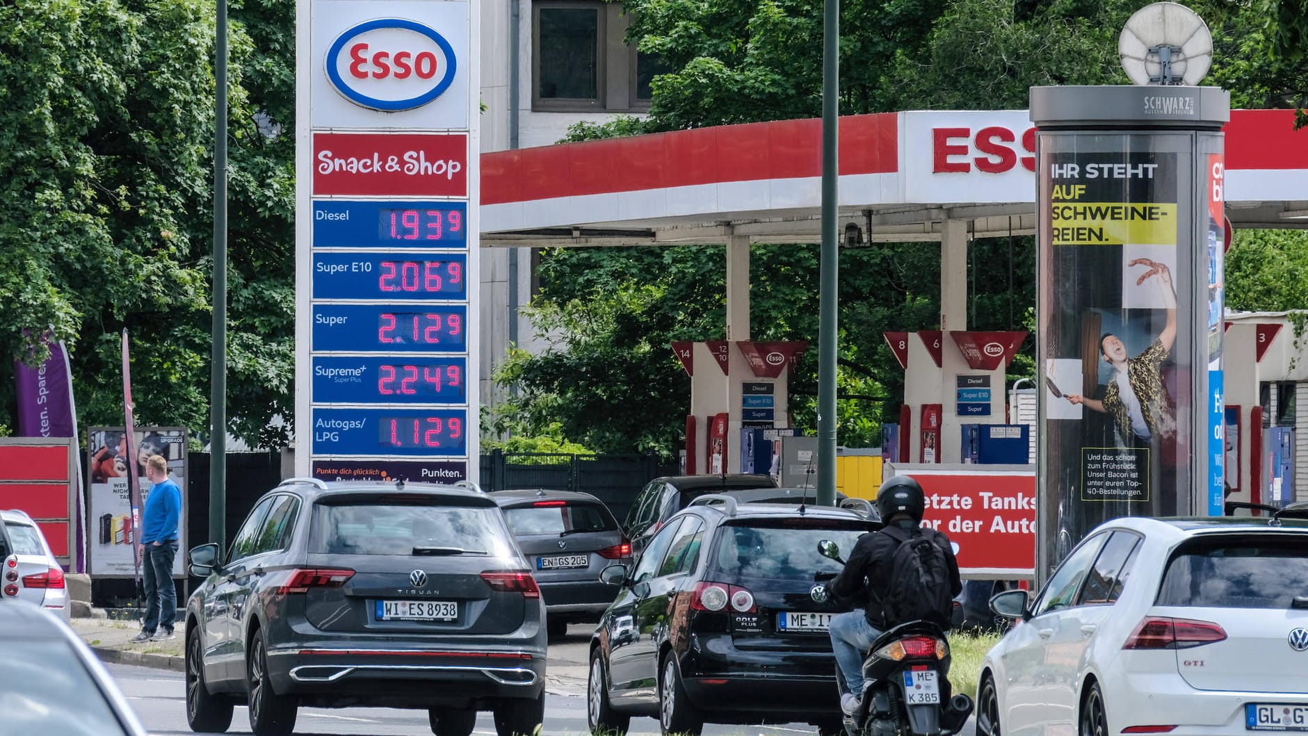 Tankstelle in Düsseldorf (Symbolbild): Mineralölkonzerne gehören zu den Profiteuren des Krieges.