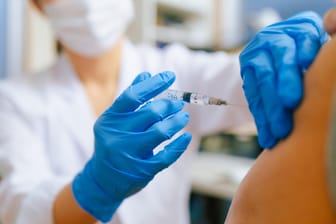 Eine Ärztin verabreicht eine Impfung (Symbolbild): Im Herbst soll wieder jeder ein Impfangebot erhalten.