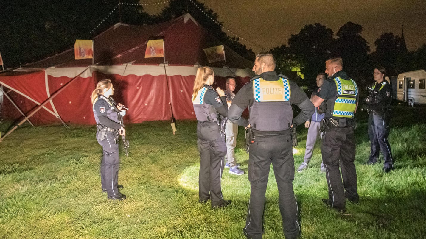 Polizeieinsatz an einem Zirkuszelt: Nach einer Massenschlägerei in Hamburg wurden vier Verdächtige festgenommen.
