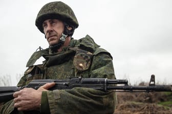 Pro-russischer Separatist in der ukrainischen Region Luhansk: Einheiten der sogenannten Donezker Volksrepublik weigern sich offenbar, im Auftrag Russlands in Luhansk zu kämpfen.