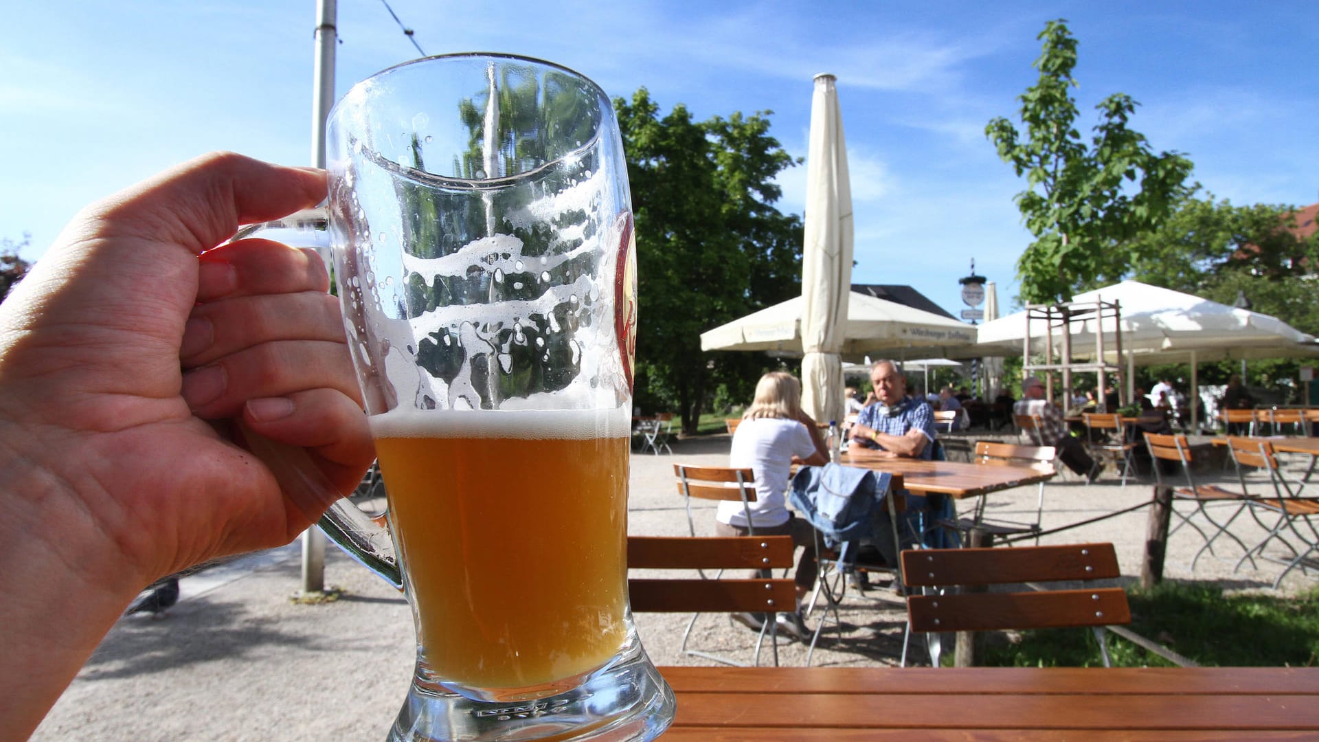 Ein Glas Weißbier (Symbolbild): Bei einem Gasengpass müsse die Brauerei Erdinger Weißbräu abwägen, was sie noch produzieren könne und was nicht, sagt ihr Vertriebschef.