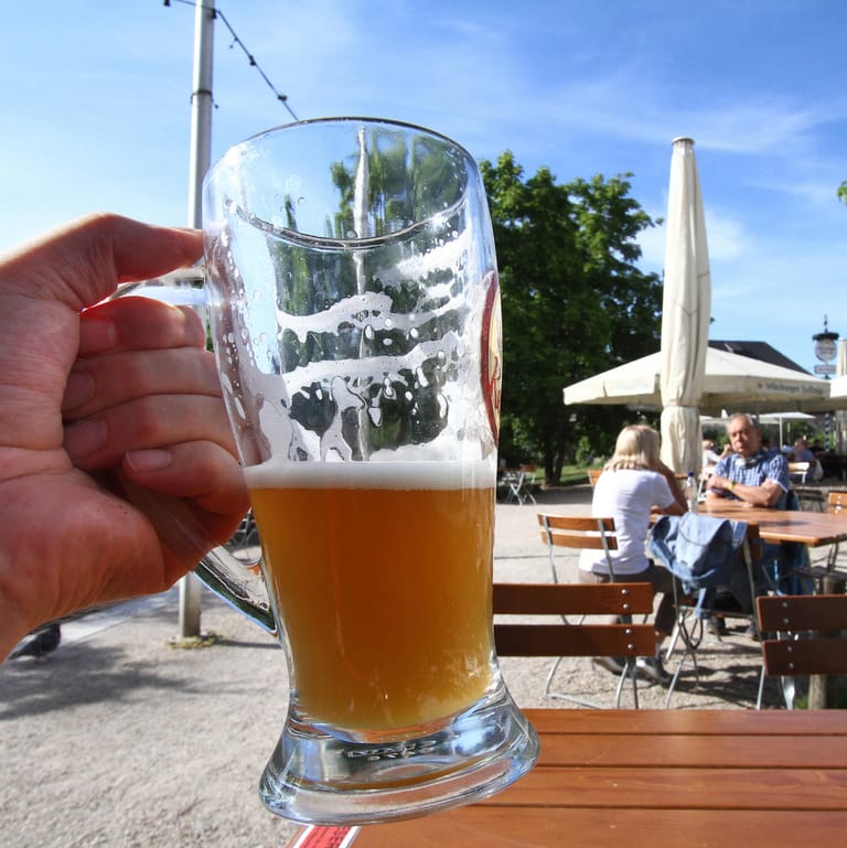 Ein Glas Weißbier (Symbolbild): Bei einem Gasengpass müsse die Brauerei Erdinger Weißbräu abwägen, was sie noch produzieren könne und was nicht, sagt ihr Vertriebschef.