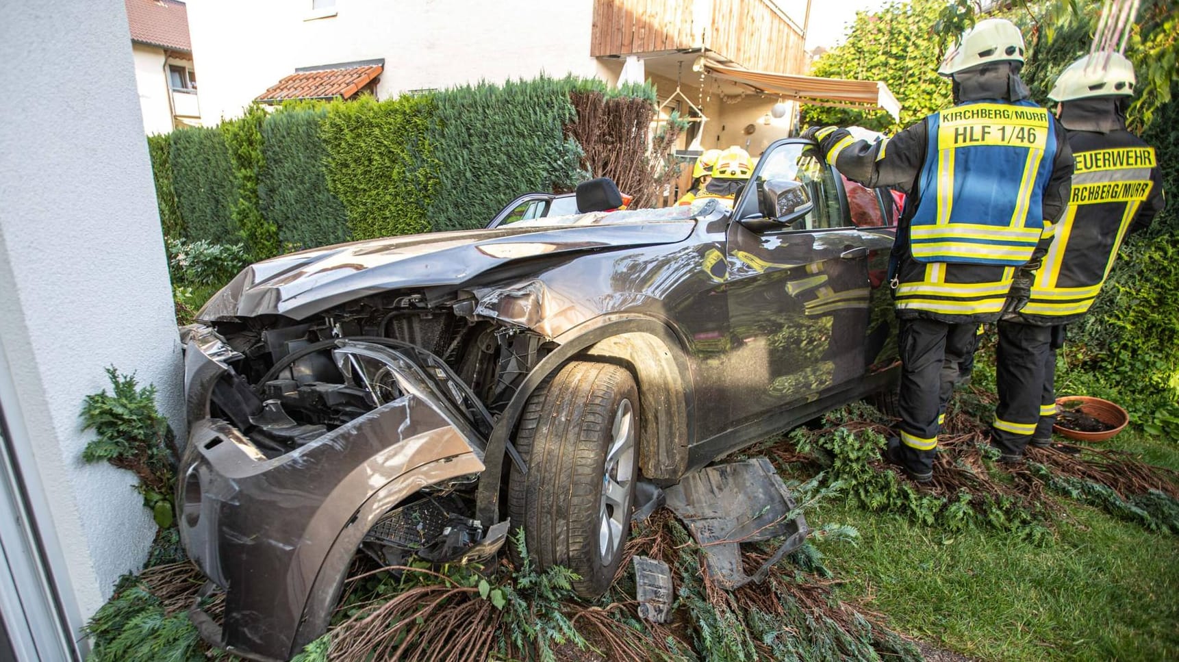 Der zerstörte BMW: Erst ein Wohnhaus hielt die Seniorinnen auf.