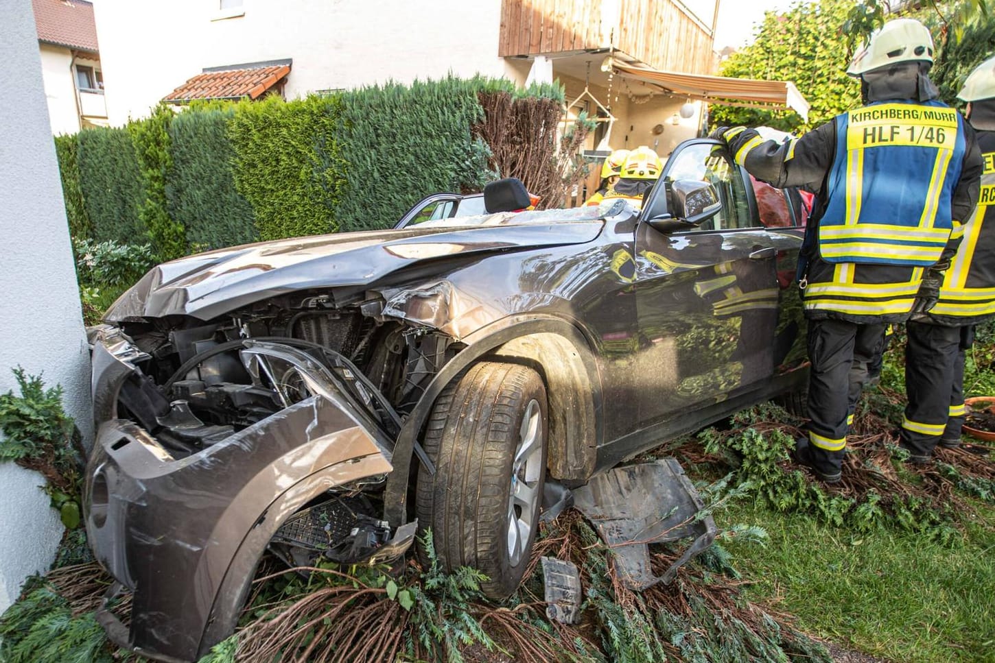 Der zerstörte BMW: Erst ein Wohnhaus hielt die Seniorinnen auf.