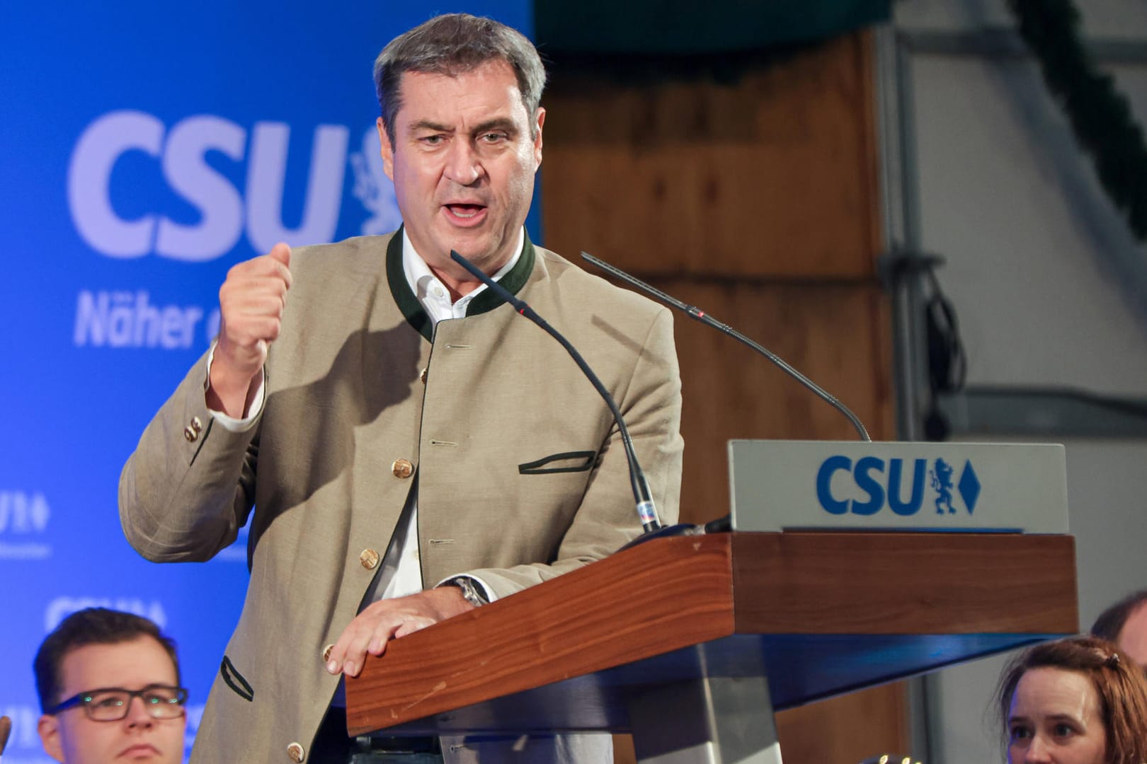 Markus Söder bei seiner Festrede im Bierzelt (Archivbild): Der bayerische Ministerpräsident setzt sich jetzt für Energie aus Griechenland ein.