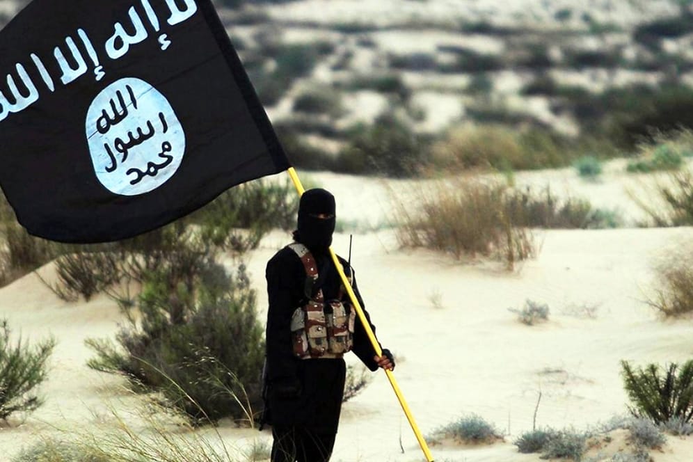 Ein IS-Kämpfer mit Flagge (Archivbild): Der Kopf der Terrorgruppe soll gefasst worden sein.
