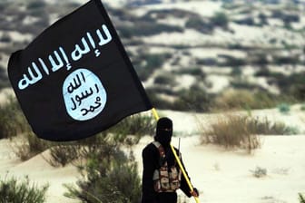 Ein IS-Kämpfer mit Flagge (Archivbild): Der Kopf der Terrorgruppe soll gefasst worden sein.