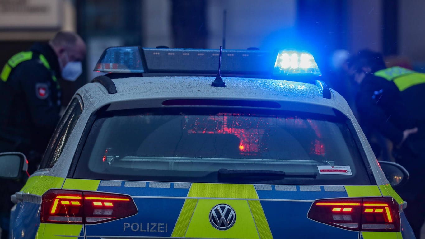 Polizeiwagen mit Blaulicht (Symbolbild): Beamte sprachen Platzverweise aus.