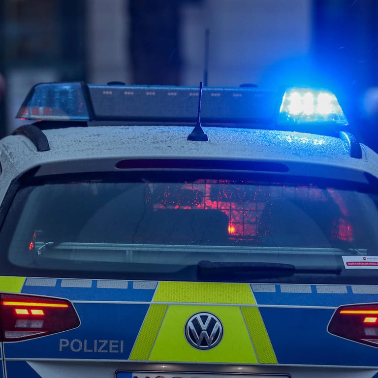 Polizeiwagen mit Blaulicht (Symbolbild): Beamte sprachen Platzverweise aus.