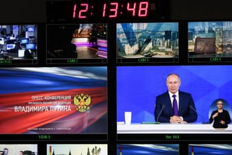 Eine Pressekonferenz von Wladimir Putin wird im russischen Fernsehen übertragen: Unabhängige Berichterstattung gibt es kaum noch.