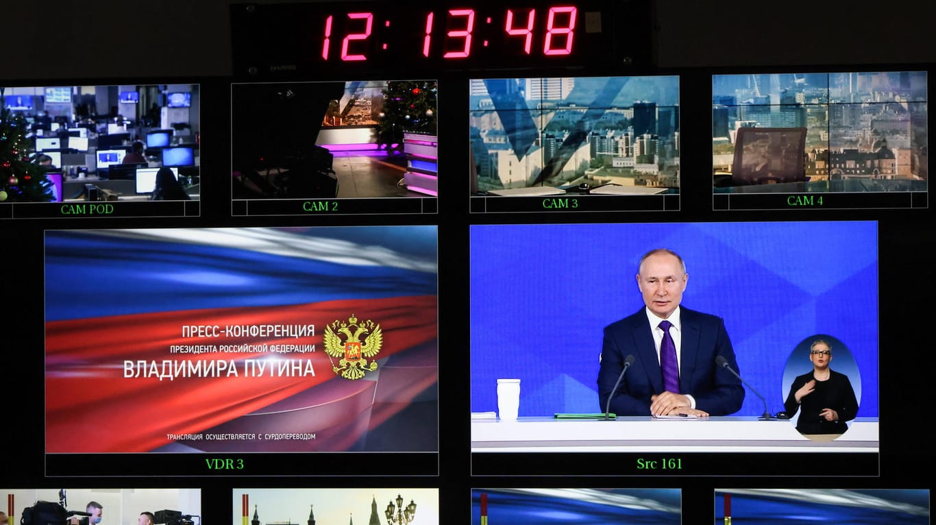 Eine Pressekonferenz von Wladimir Putin wird im russischen Fernsehen übertragen: Unabhängige Berichterstattung gibt es kaum noch.