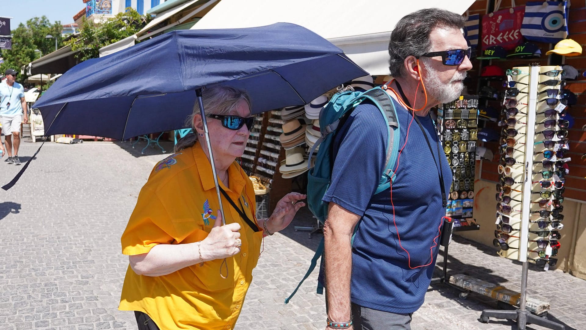 Touristen mit Sonnenschirm in Athen: In den kommenden Tagen soll es besonders heiß werden. Touristen mit Sonnenschirm in Athen: In den kommenden Tagen soll es besonders heiß werden.