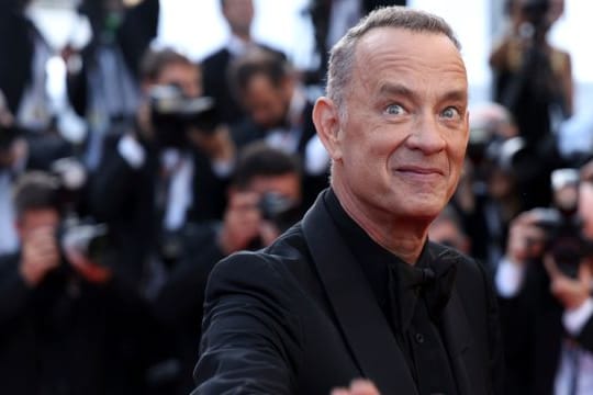 Tom Hanks kommt zur Premiere des Films "Elvis" während den 75.