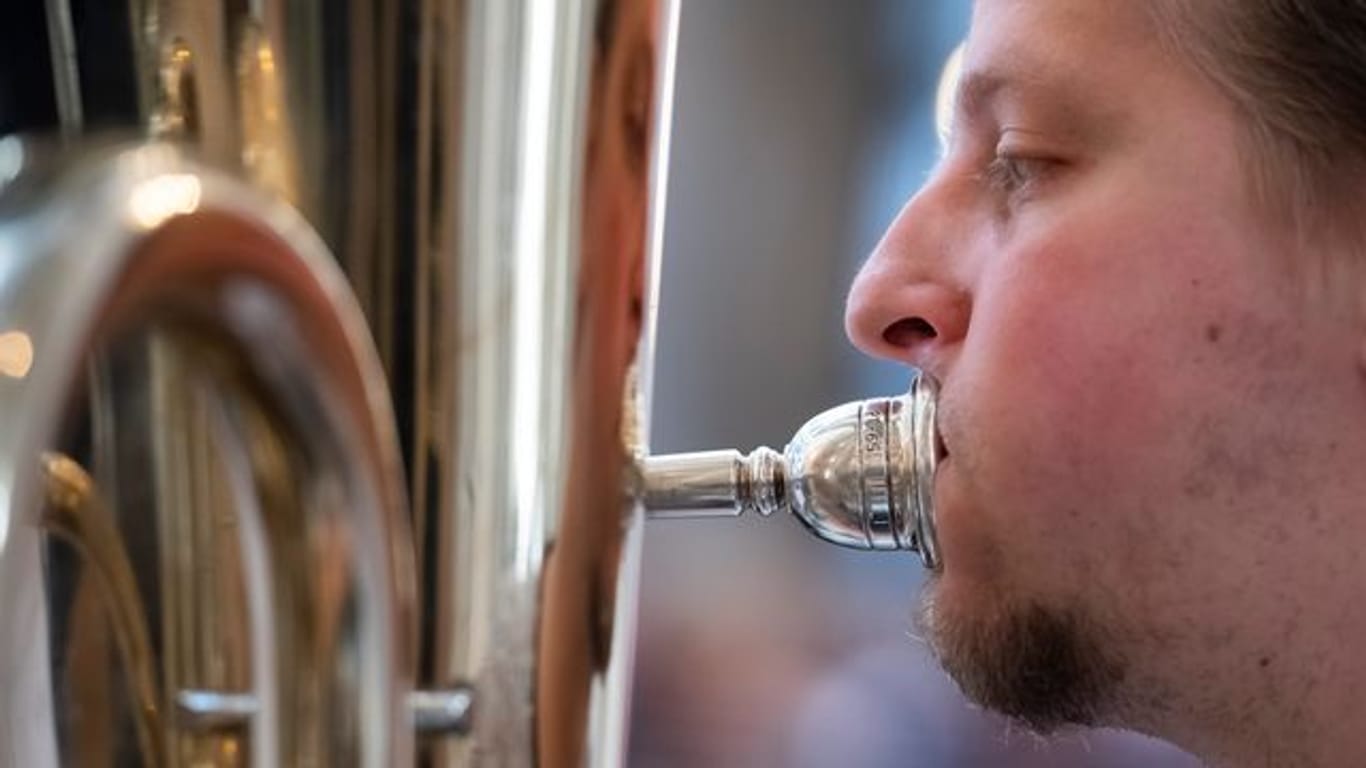 Ein Musiker spielt Tuba beim Chorfest "Du bist unser Friede" in der Kathedrale St.