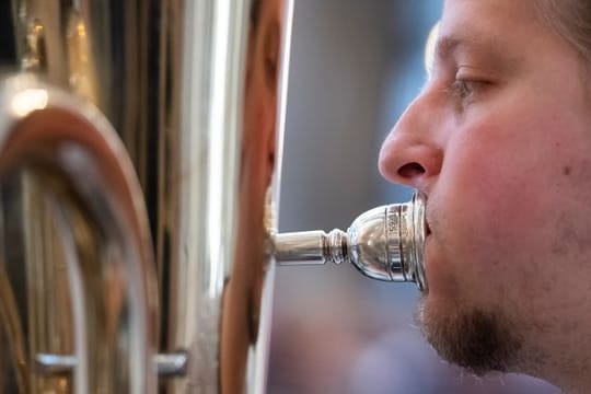 Ein Musiker spielt Tuba beim Chorfest "Du bist unser Friede" in der Kathedrale St.