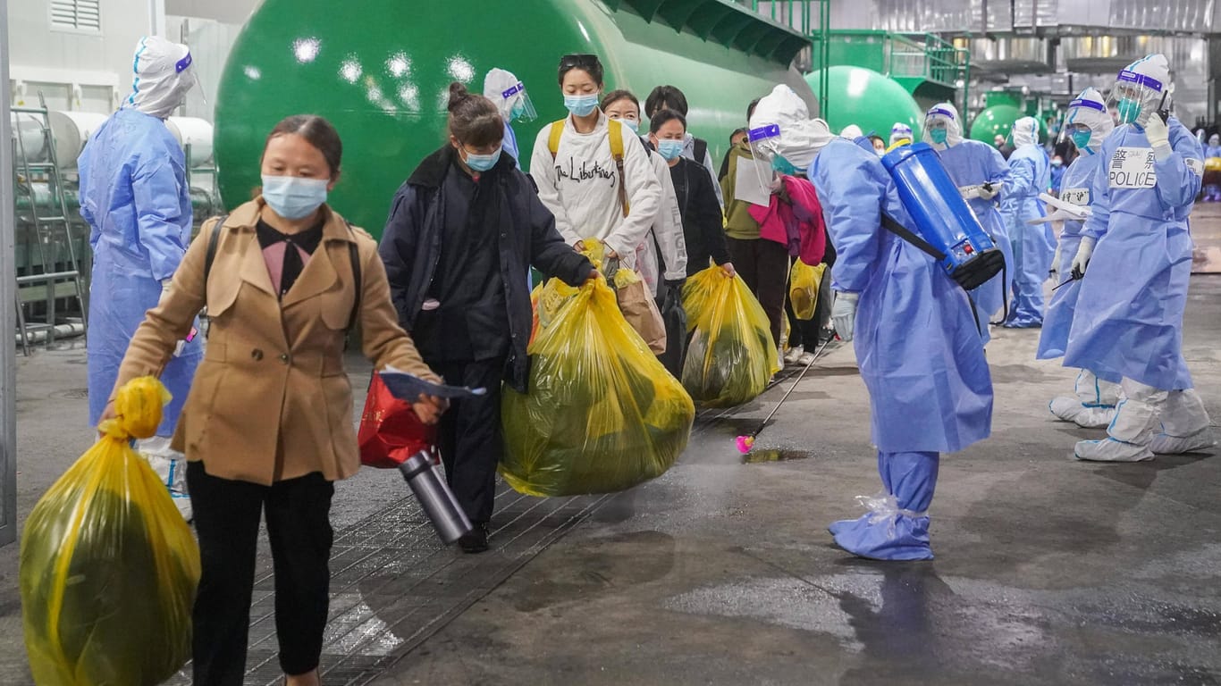Covid-Patienten verlassen ein provisorisches Krankenhaus in Shanghai: Im Kampf gegen die Pandemie greift China zu drakonischen Maßnahmen.