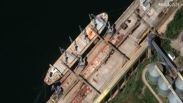 Satellitenbild aus dem Hafen von Sevastopol: Das Foto vom 19. Mai soll zeigen, wie auf der Krim ukrainisches Getreide auf ein russisches Schiff geladen wird.